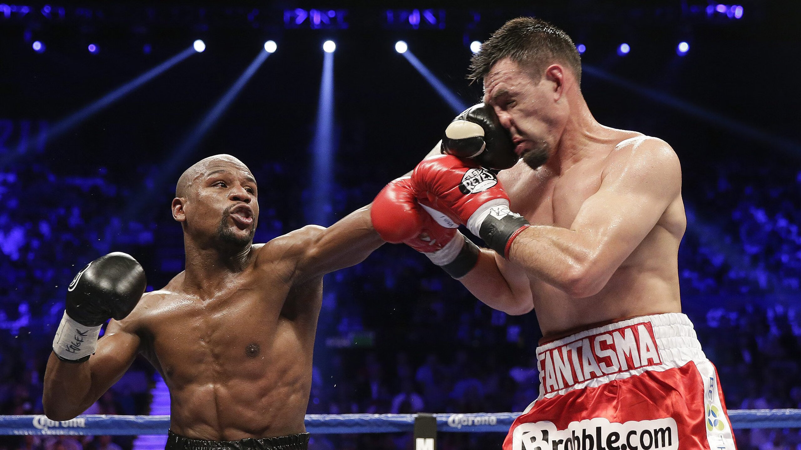 艾比·德尔福:南非队后场防守的关键人物,成功化解威胁,比尔和艾德