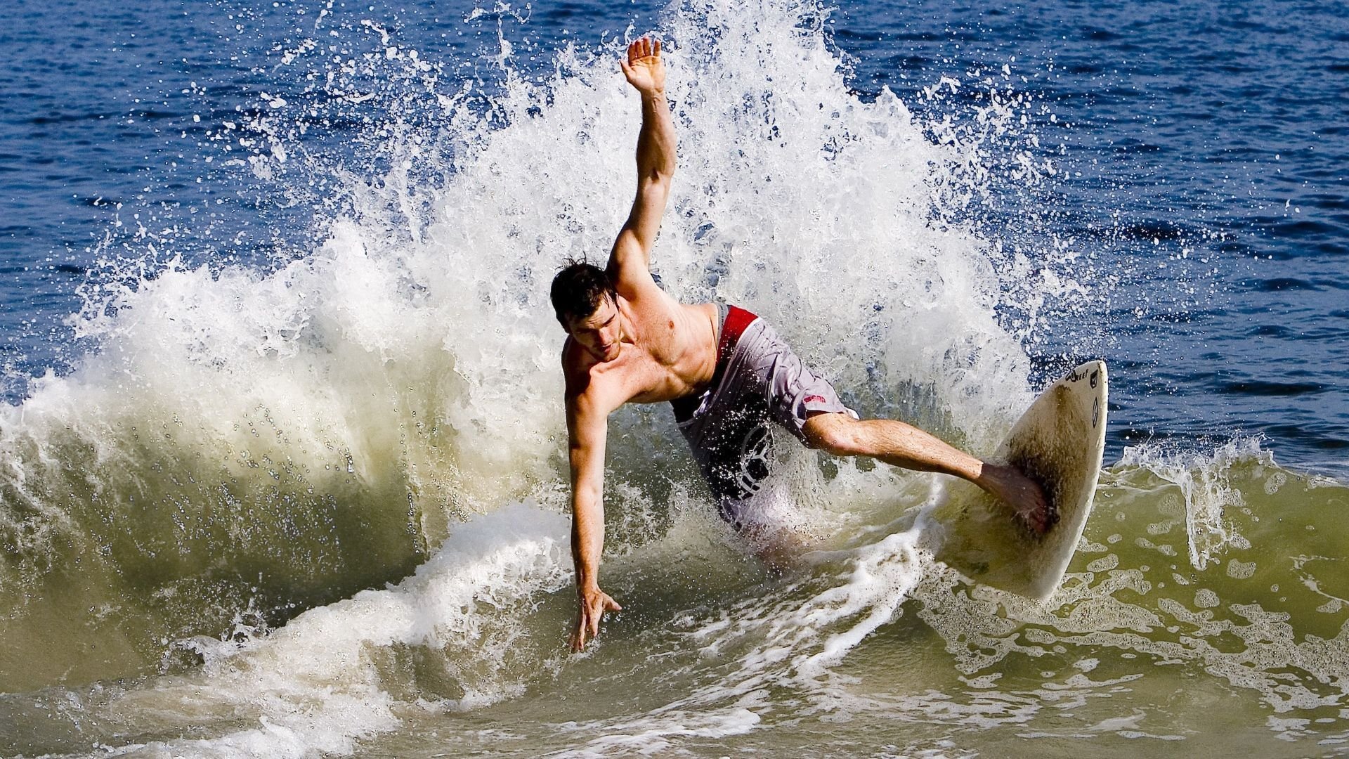 “天气挑战:暴雨雪雾的极限考验”,暴雨气象预报